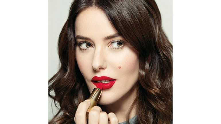 Bir elinde ayna, önündeyse ekran...