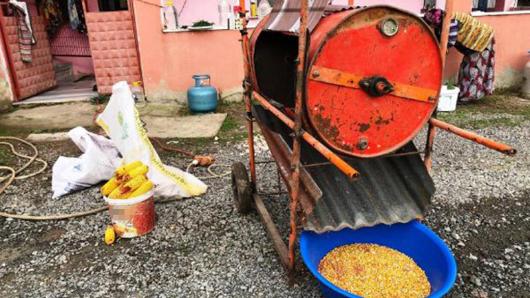 Hurda malzemelerden mısır taneleme makinesi yaptı