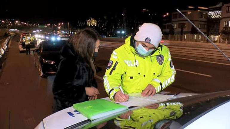 Kimlik soran polise banka kartı gösterdi