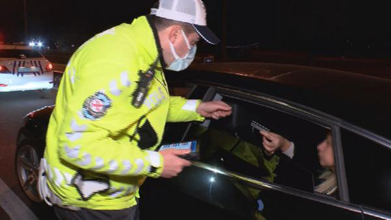 Kimlik soran polise banka kartı gösterdi