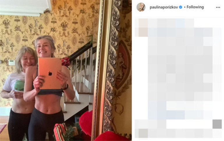 Annemle benim karın kaslarımız yıllara meydan okuyor