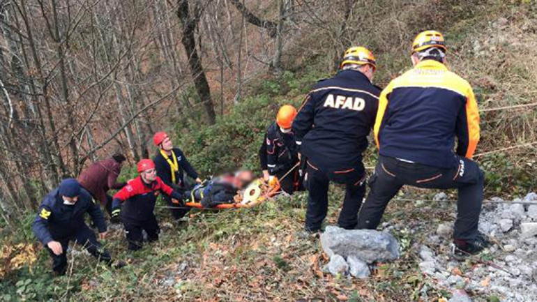 Düzcede iş makinesi, şarampole yuvarlandı; operatör yaralı