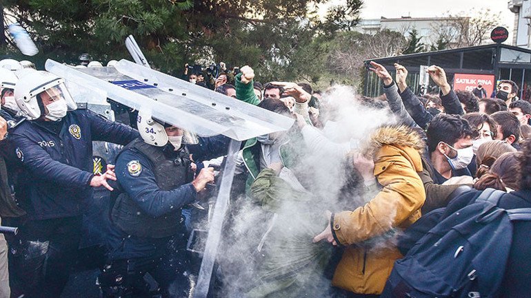 Üniversiteye kelepçeye polis şefleri de itiraz etti