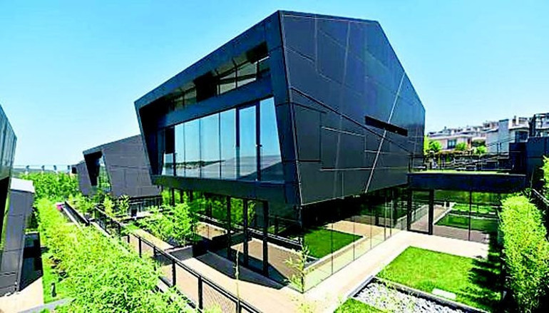Özcan Deniz’in paylaşılamayan evi az daha yanacaktı