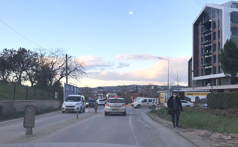 O caddede niye kaldırım yok
