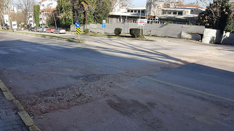 O caddede niye kaldırım yok