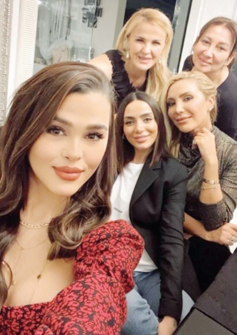 Aslıhan Karalardan annesine doğum günü sürprizi