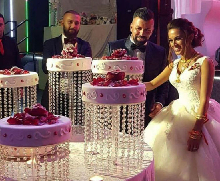 Düğünde takılan ne varsa çaldılar