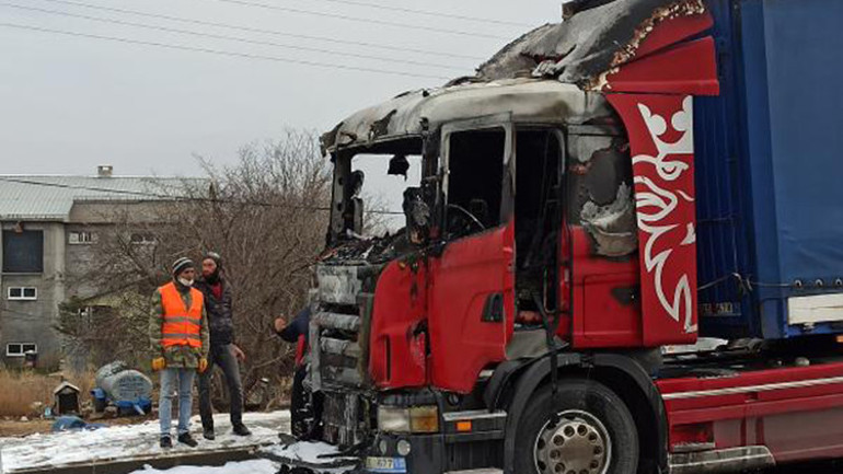 Doğal gaz tankeri ile TIR çarpıştı, yangın çıktı