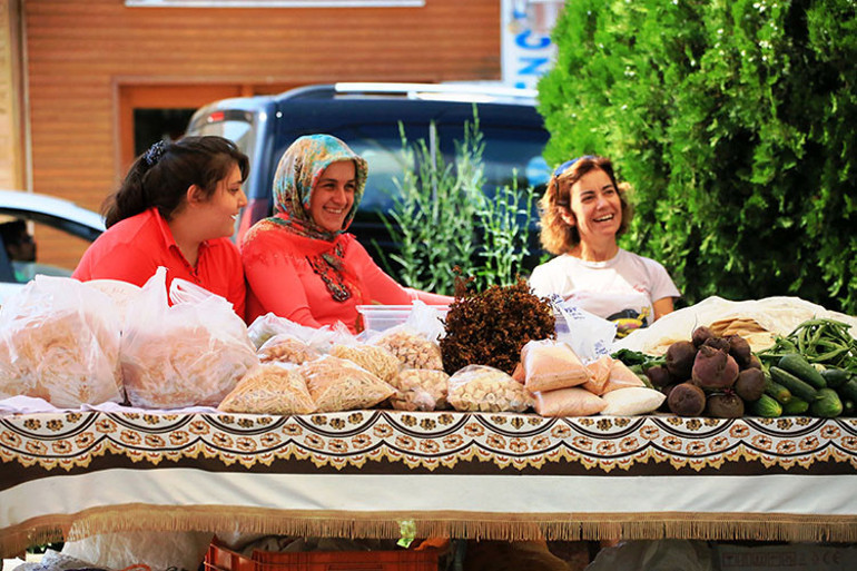 Sağlıklı beslenin sağlıklı kalın Pandemi döneminde ilgi gören organik semt pazarları