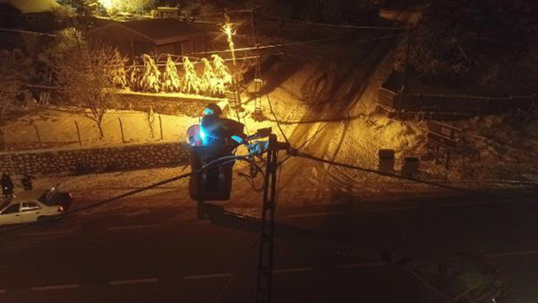 Uludağda elektrik ekiplerinin zorlu mesaisi