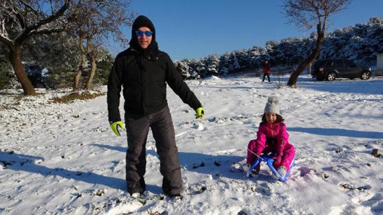 Çanakkale’ye yılın ilk karı yağdı, vatandaşlar keyfini çıkarttı