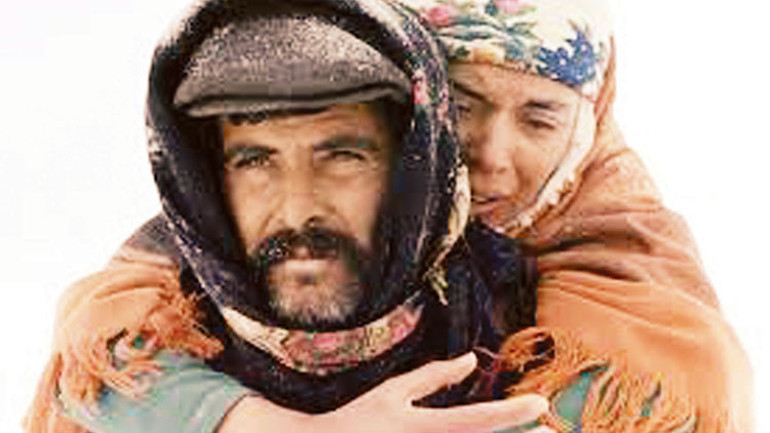 Karlar düşer, düşer düşer izlerim