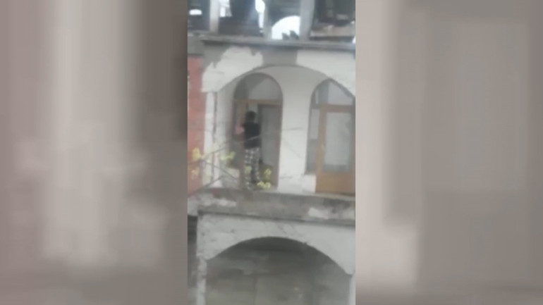 Şizofreni hastası ev ve iş yerlerinin camlarını kırdı