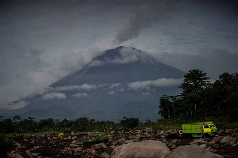 Endonezyadaki Merapi Yanadağı tekrar faaliyete geçti