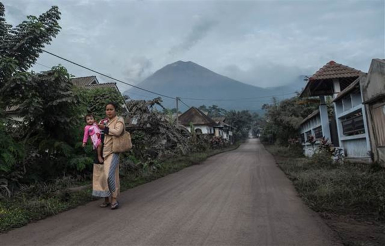 Endonezyadaki Merapi Yanadağı tekrar faaliyete geçti
