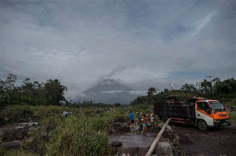 Endonezyadaki Merapi Yanadağı tekrar faaliyete geçti