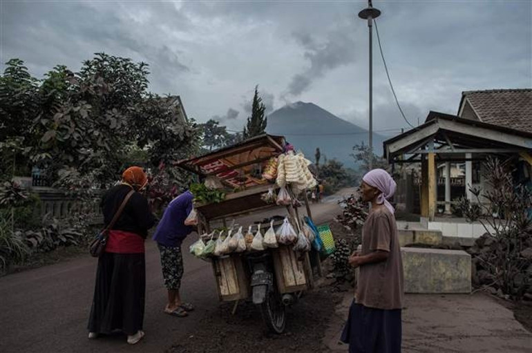 Endonezyadaki Merapi Yanadağı tekrar faaliyete geçti