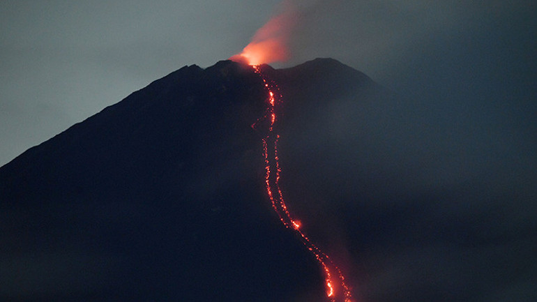 Endonezyadaki Merapi Yanadağı tekrar faaliyete geçti