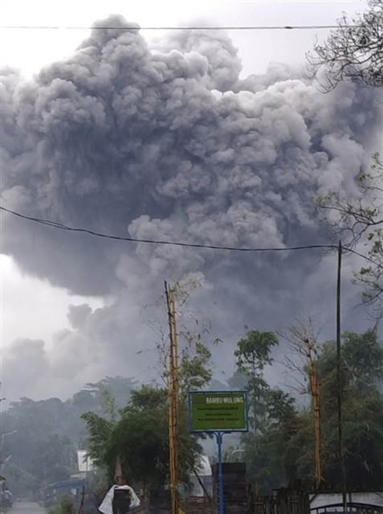 Endonezyadaki Merapi Yanadağı tekrar faaliyete geçti