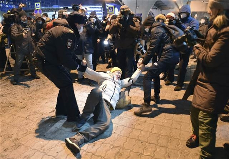 Son dakika... Rus muhalif Navalnı ülkesine döner dönmez gözaltına alındı