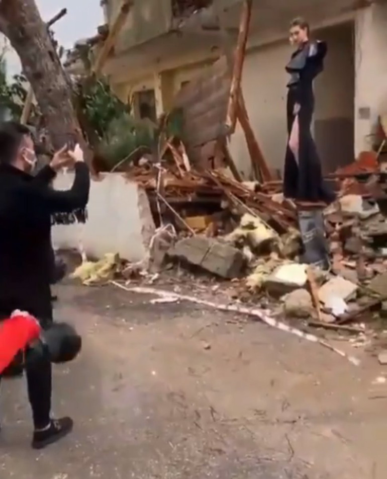 Enkazda poz tepki çekmişti...AKUTtan açıklama