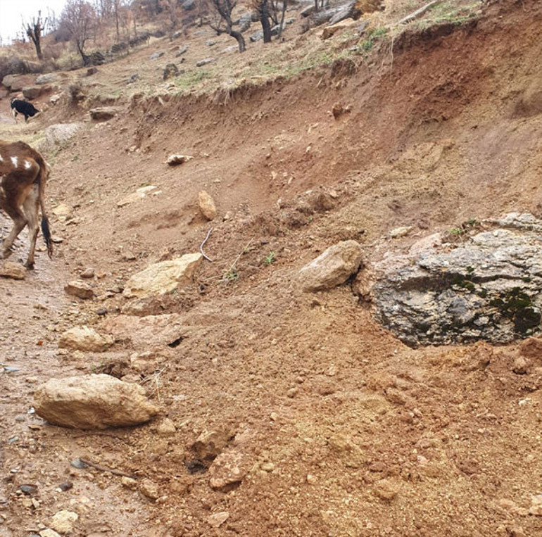 Batmanda heyelan Dev kayaları halatlarla çektiler