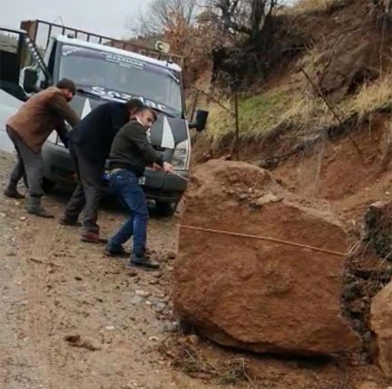 Batmanda heyelan Dev kayaları halatlarla çektiler