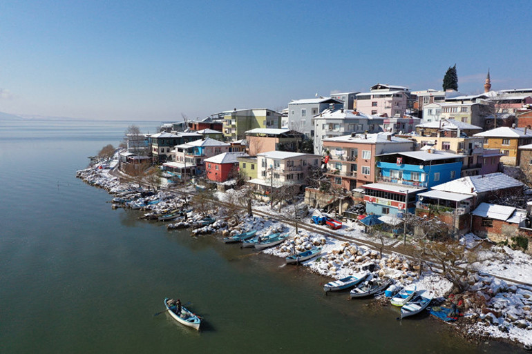 Avrupanın en güzel 30 kasabası arasında gösteriliyor... Karla birlikte harika manzaralar ortaya çıktı