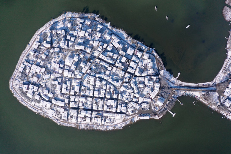 Avrupanın en güzel 30 kasabası arasında gösteriliyor... Karla birlikte harika manzaralar ortaya çıktı