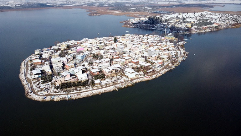 Avrupanın en güzel 30 kasabası arasında gösteriliyor... Karla birlikte harika manzaralar ortaya çıktı