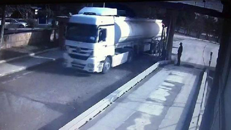 Çalıştıkları fabrikadan 25 ton yakıt çaldılar