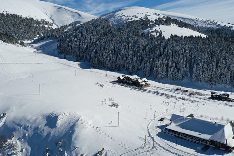 Beyaza bürünen yaylalar, tabiat parkları ve göller hayran bırakıyor
