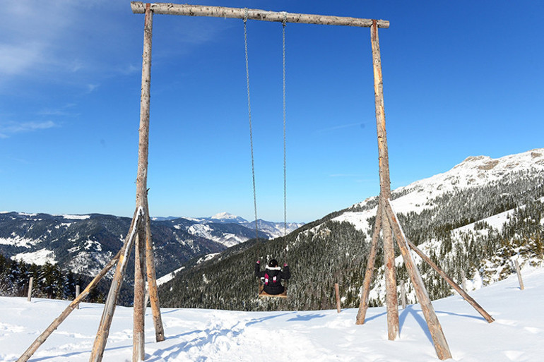 Beyaza bürünen yaylalar, tabiat parkları ve göller hayran bırakıyor