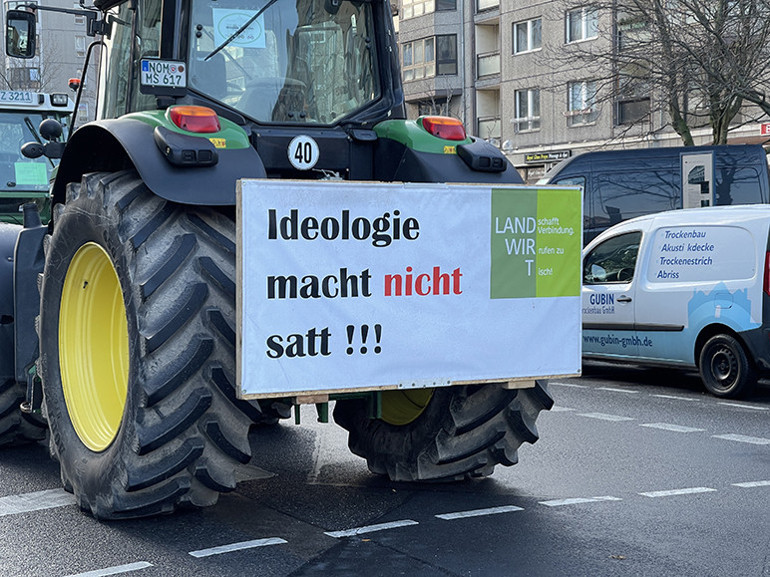 Çiftçilerden hükümete traktörlü protesto