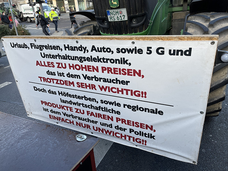Çiftçilerden hükümete traktörlü protesto