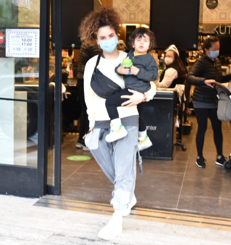 Sarp Apak ve ailesi alışverişte... Baba gibi baba