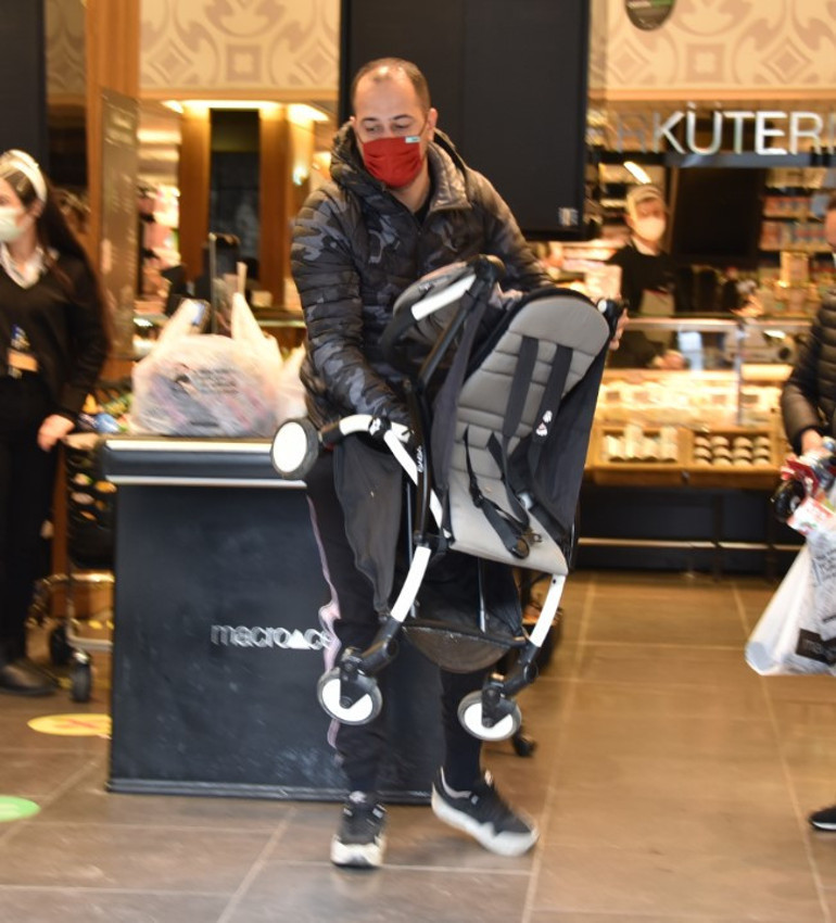 Sarp Apak ve ailesi alışverişte... Baba gibi baba