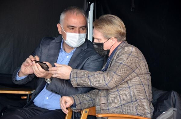 Bakan Ersoydan Five Eyes setine sürpriz ziyaret Jason Statham ve Guy Ritchie ile sohbet etti