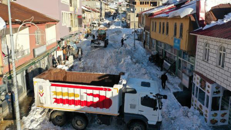 İlçede biriken 2 metrelik kar, karayolları ekiplerinin yardımıyla taşındı