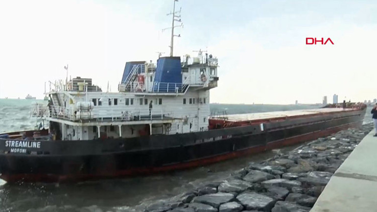 İstanbulda fırtına... Gemi karaya oturdu... Mürettebat böyle kurtarıldı...