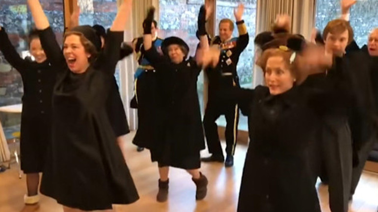 Kraliçe ile başbakan omuz omuza dansta