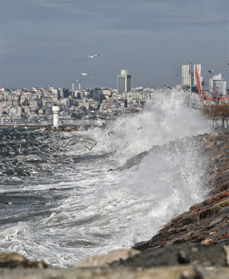 İstanbulda fırtına... Gemi karaya oturdu... Mürettebat böyle kurtarıldı...