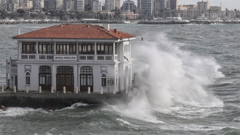 İstanbulda fırtına... Gemi karaya oturdu... Mürettebat böyle kurtarıldı...