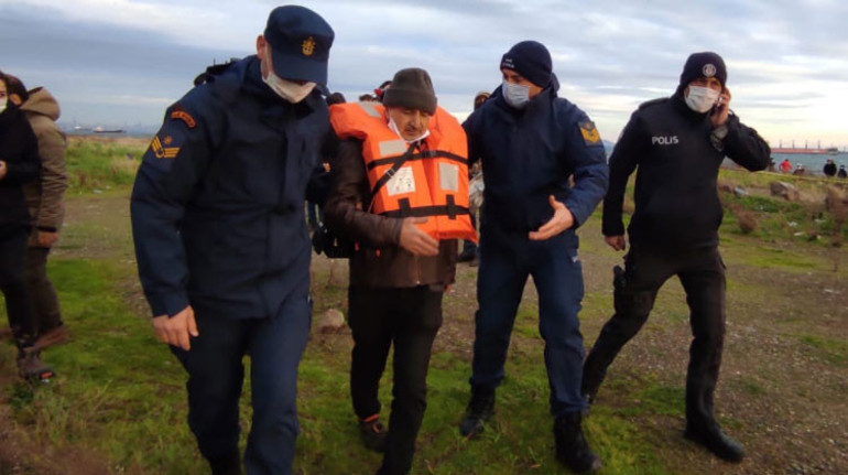 İstanbulda fırtına... Gemi karaya oturdu... Mürettebat böyle kurtarıldı...