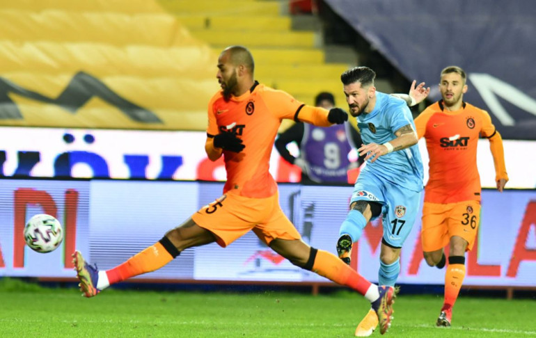 Galatasarayın yeni transferi DeAndre Yedlin imzayı atmadan olay oldu Gaziantep FK maçında...