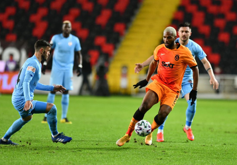 Galatasarayın yeni transferi DeAndre Yedlin imzayı atmadan olay oldu Gaziantep FK maçında...