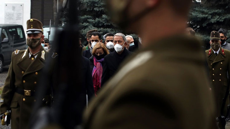 Bakan Akar Macaristan Savunma Bakanı Benko ile görüştü