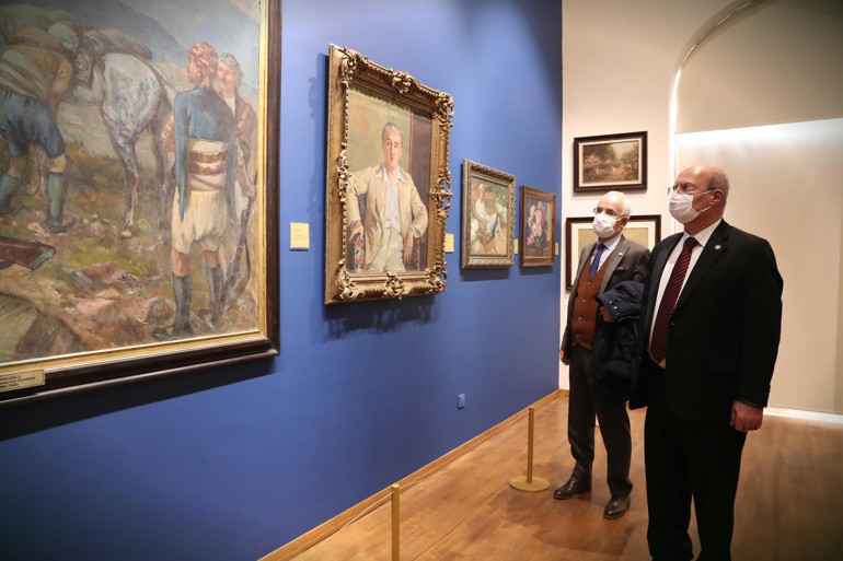 Üzerindeki örtü kalkıyor