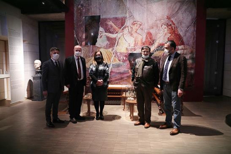 Üzerindeki örtü kalkıyor